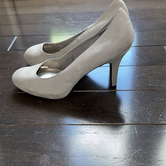 🔵 Fioni Women's Gray Round Toe Pumps Size 7.5 - Picture 4 of 5